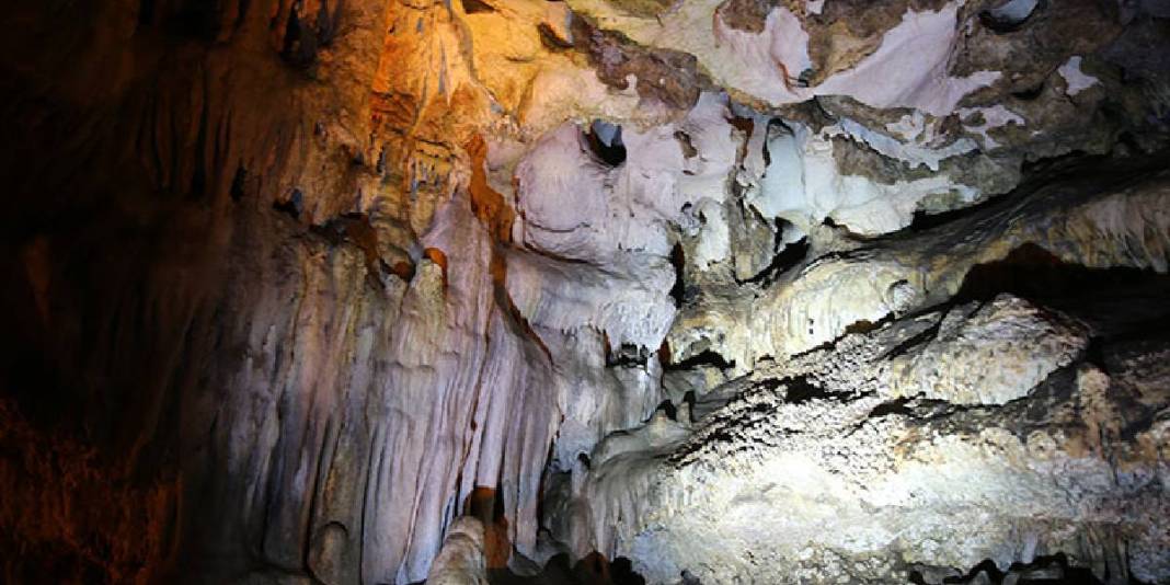 Küp şekeri büyüklüğüne ulaşması 75 yıl sürüyor! Doğal sarkıtlar ziyaretçi akınına uğruyor 2